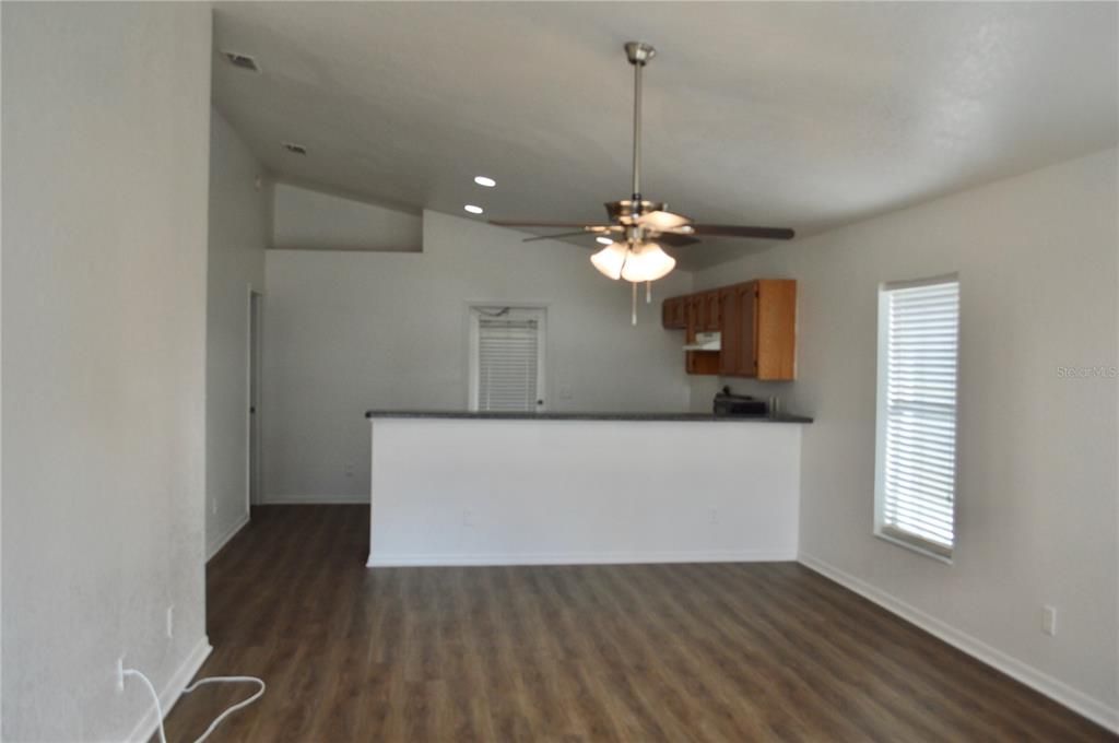 En Venta: $240,000 (3 camas, 2 baños, 1131 Pies cuadrados)