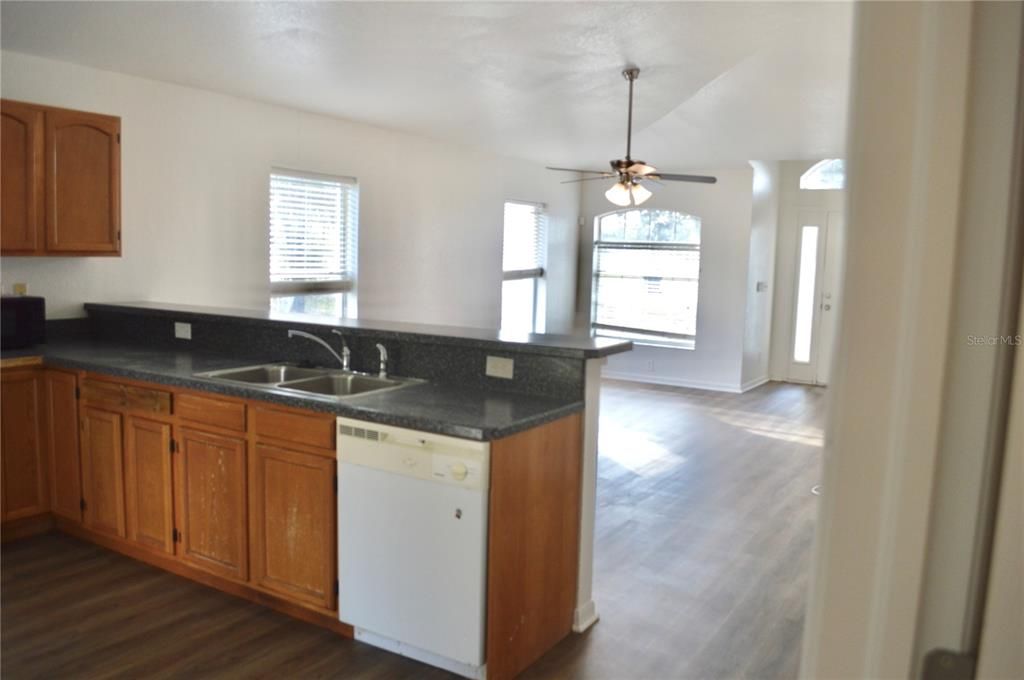 En Venta: $240,000 (3 camas, 2 baños, 1131 Pies cuadrados)