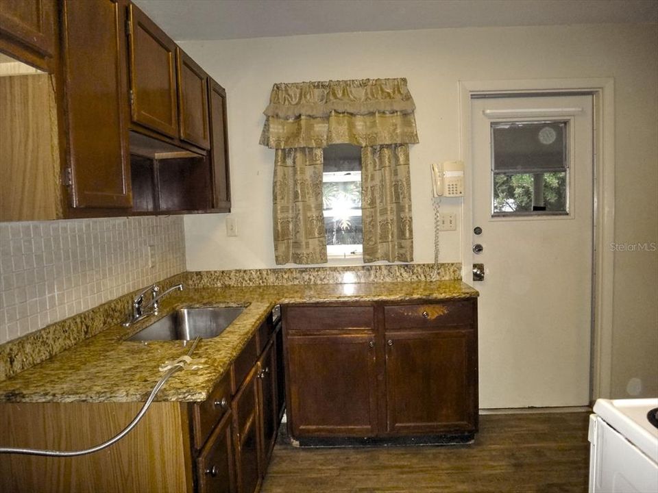 待售: $209,000 (3 贝兹, 1 浴室, 900 平方英尺)