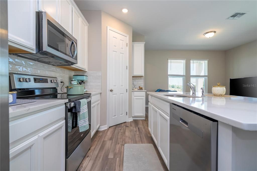 Active With Contract: $490,000 (3 beds, 2 baths, 1661 Square Feet)