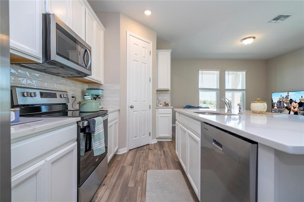 Active With Contract: $490,000 (3 beds, 2 baths, 1661 Square Feet)