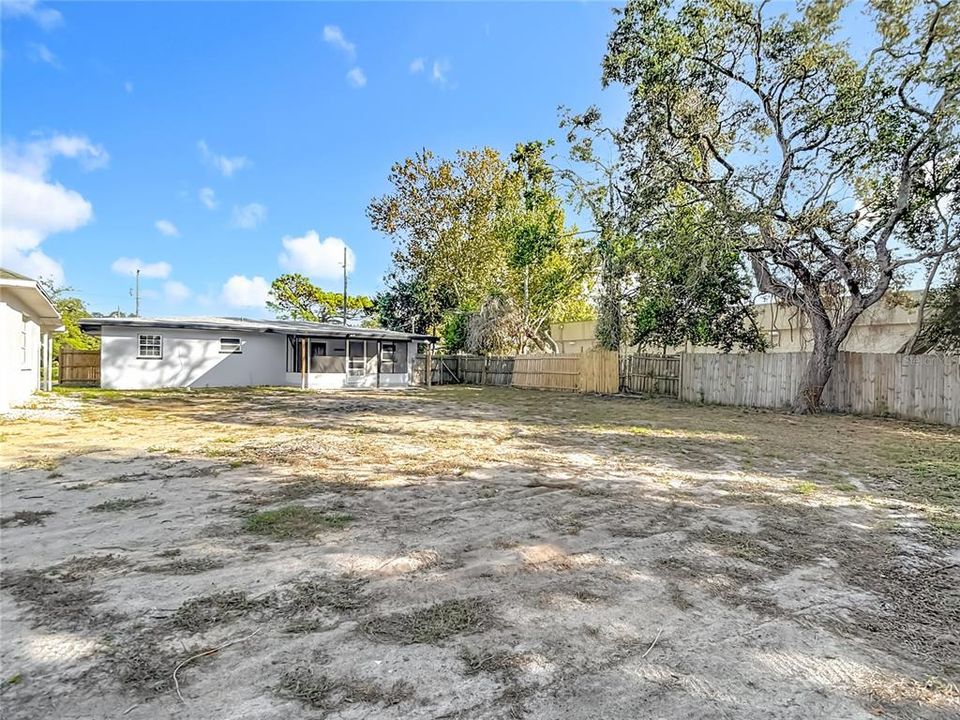 Под контрактом: $235,000 (2 спален, 1 ванн, 946 Квадратных фут)