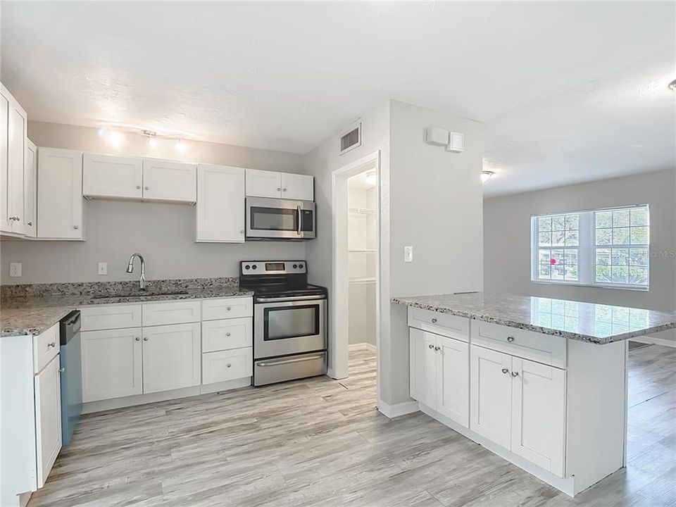 Под контрактом: $235,000 (2 спален, 1 ванн, 946 Квадратных фут)