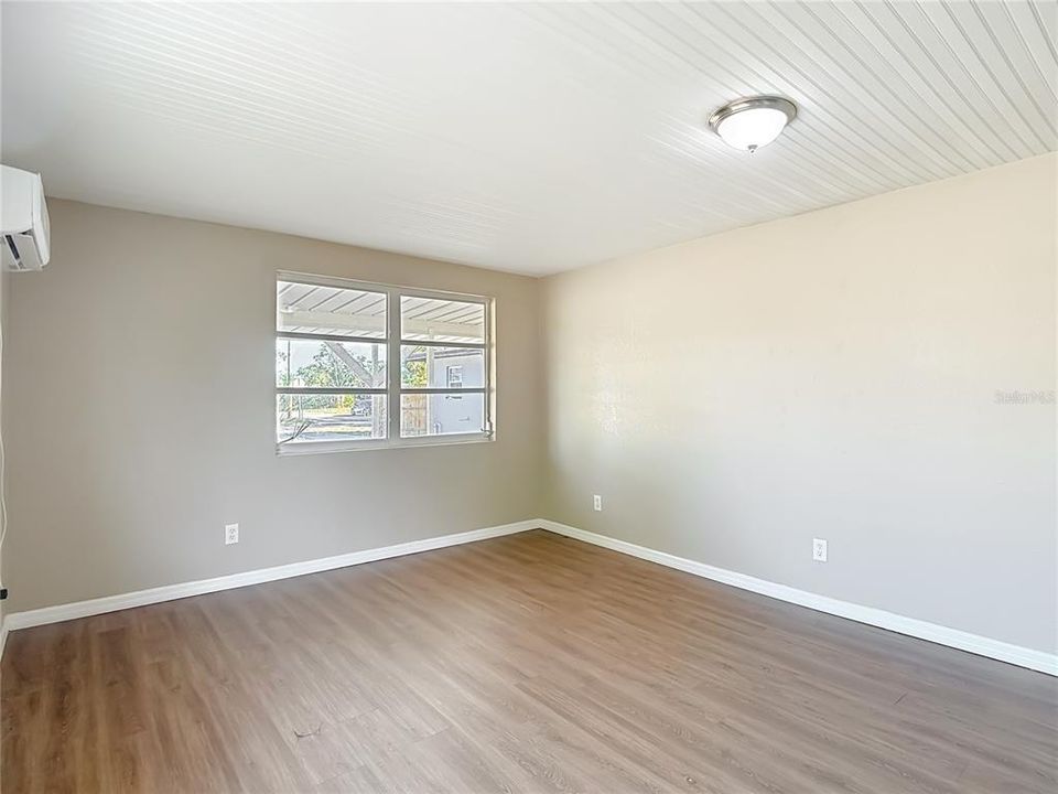 Под контрактом: $235,000 (2 спален, 1 ванн, 946 Квадратных фут)