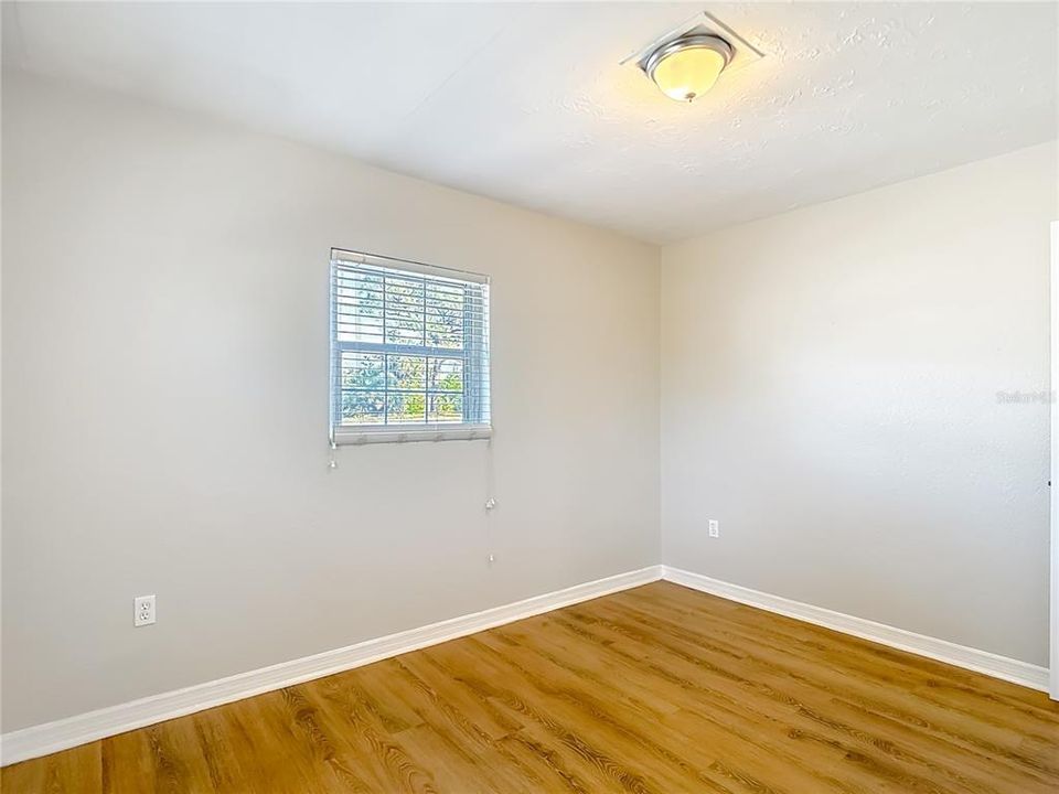 Под контрактом: $235,000 (2 спален, 1 ванн, 946 Квадратных фут)