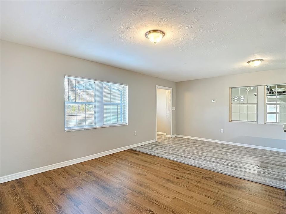 Под контрактом: $235,000 (2 спален, 1 ванн, 946 Квадратных фут)