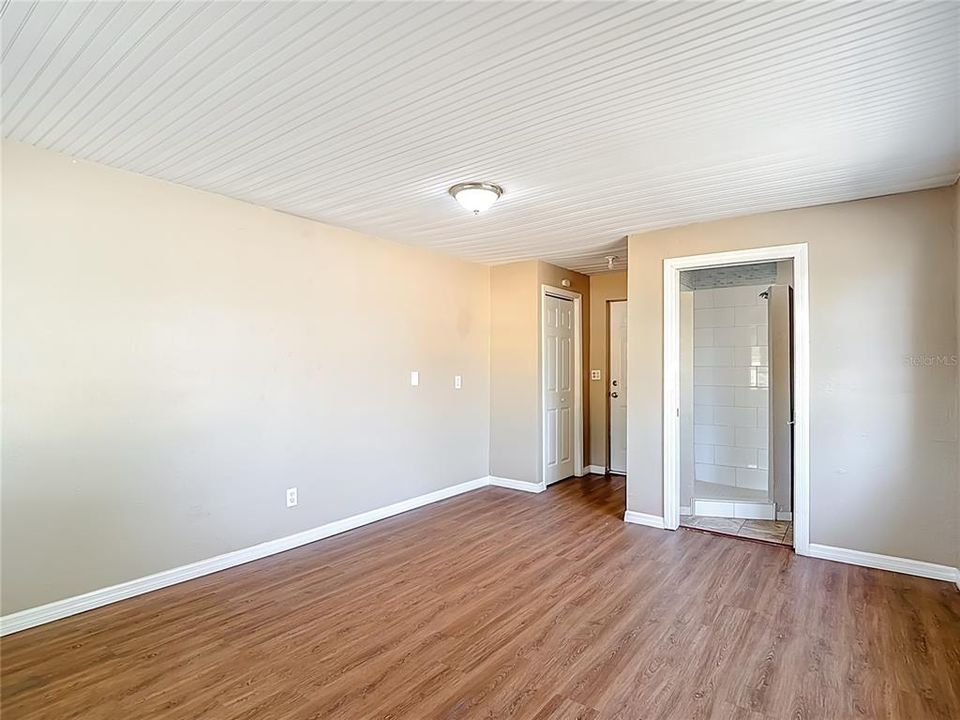 Под контрактом: $235,000 (2 спален, 1 ванн, 946 Квадратных фут)