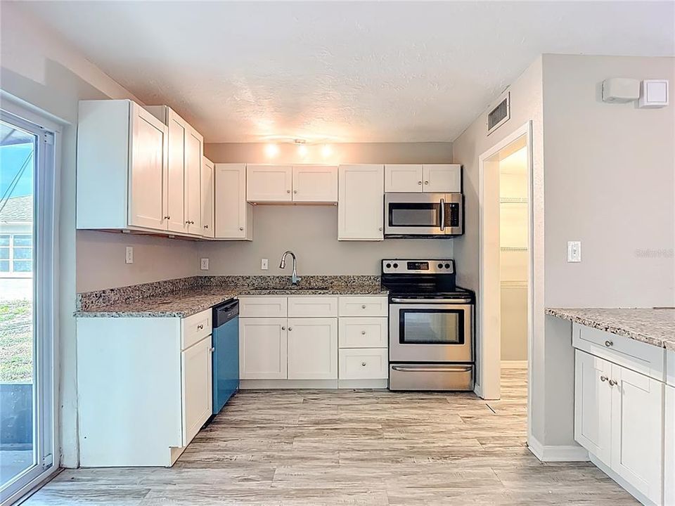 Под контрактом: $235,000 (2 спален, 1 ванн, 946 Квадратных фут)