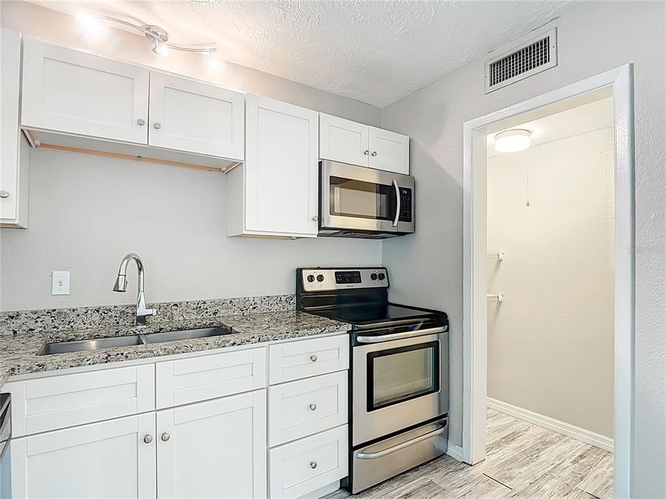 Под контрактом: $235,000 (2 спален, 1 ванн, 946 Квадратных фут)