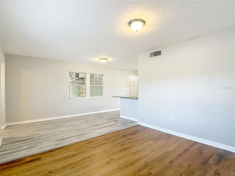 Под контрактом: $235,000 (2 спален, 1 ванн, 946 Квадратных фут)