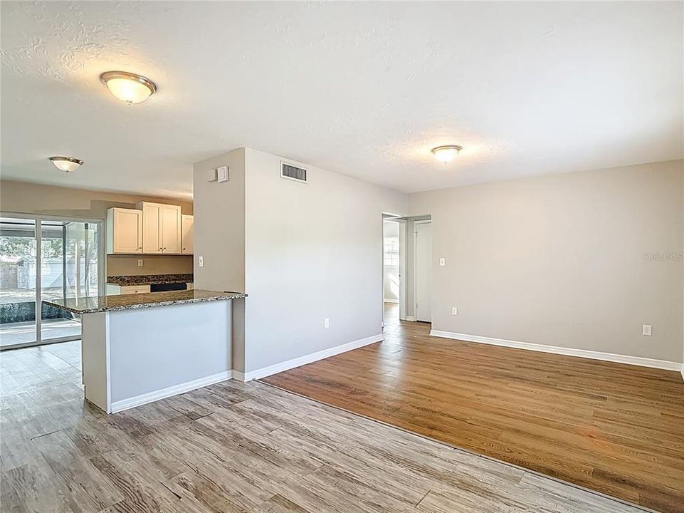 Под контрактом: $235,000 (2 спален, 1 ванн, 946 Квадратных фут)