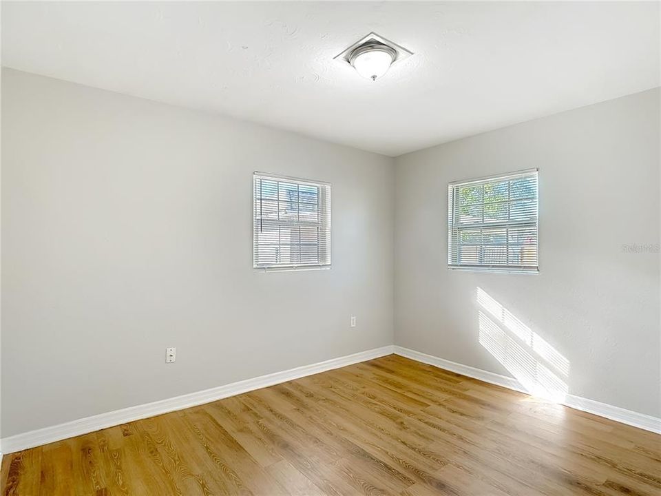 Под контрактом: $235,000 (2 спален, 1 ванн, 946 Квадратных фут)