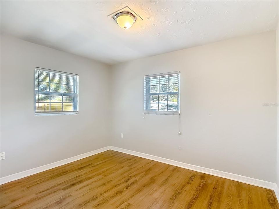 Под контрактом: $235,000 (2 спален, 1 ванн, 946 Квадратных фут)