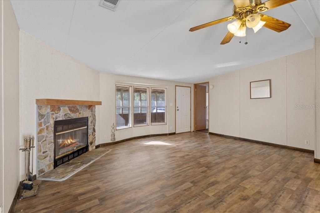 На продажу: $169,900 (3 спален, 2 ванн, 1134 Квадратных фут)