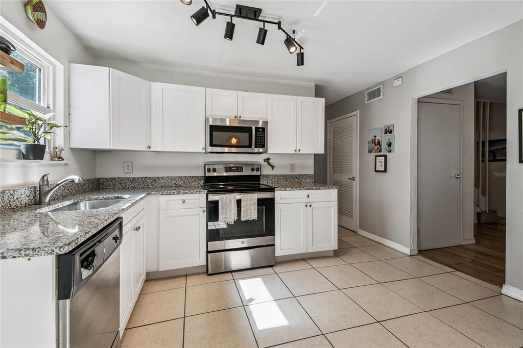 Activo con contrato: $350,000 (4 camas, 2 baños, 1248 Pies cuadrados)