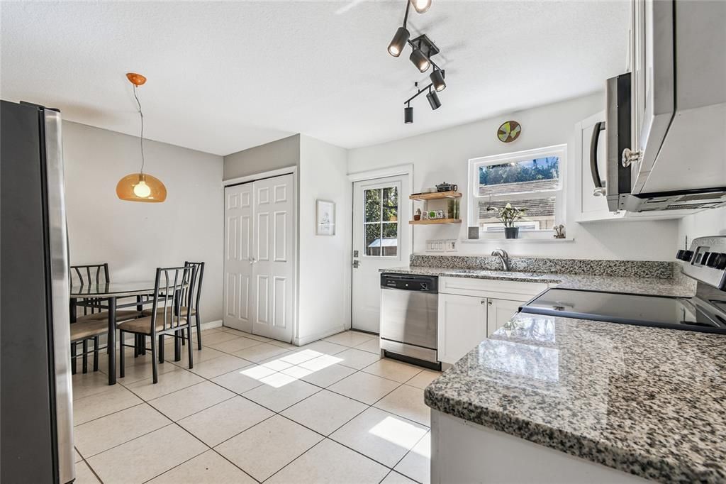 Activo con contrato: $350,000 (4 camas, 2 baños, 1248 Pies cuadrados)