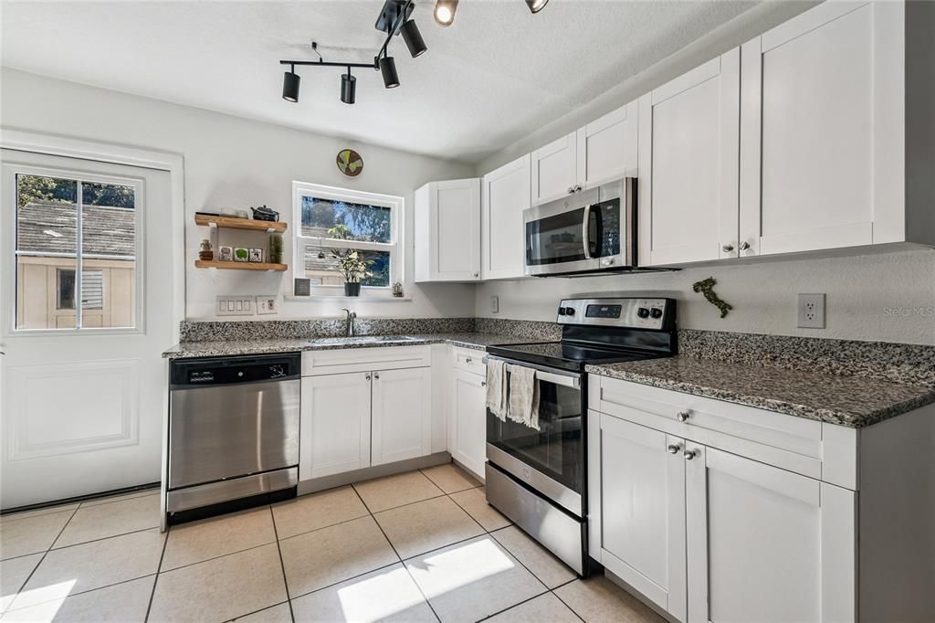 Activo con contrato: $350,000 (4 camas, 2 baños, 1248 Pies cuadrados)