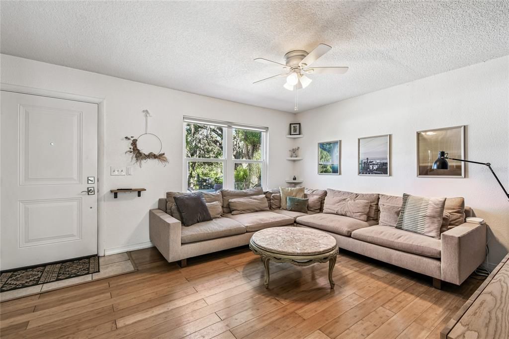 Activo con contrato: $350,000 (4 camas, 2 baños, 1248 Pies cuadrados)