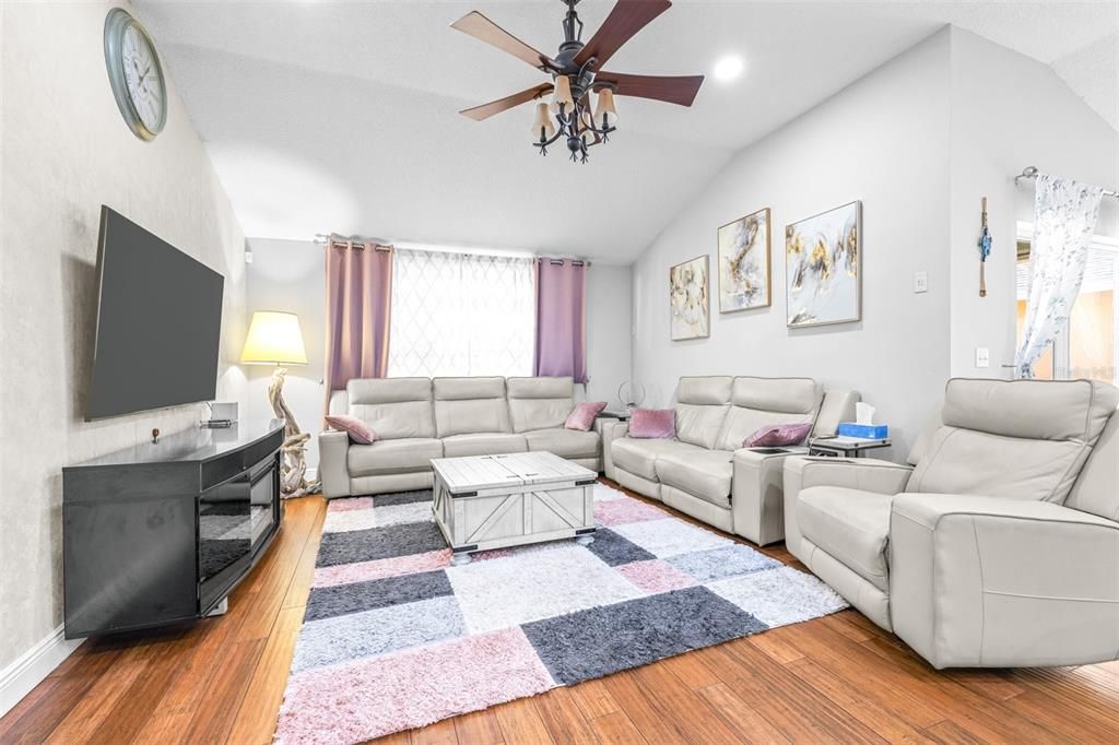 En Venta: $459,000 (3 camas, 2 baños, 1710 Pies cuadrados)