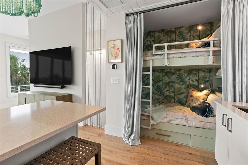 На продажу: $6,750,000 (3 спален, 3 ванн, 2264 Квадратных фут)