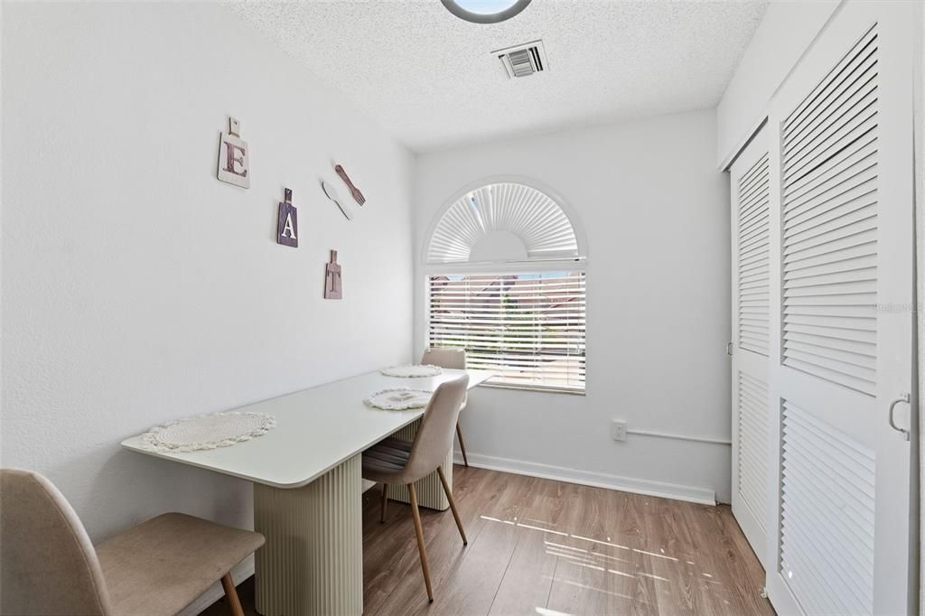 待售: $265,000 (2 贝兹, 2 浴室, 1218 平方英尺)