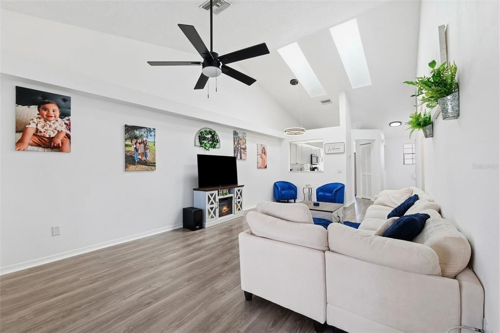 待售: $265,000 (2 贝兹, 2 浴室, 1218 平方英尺)