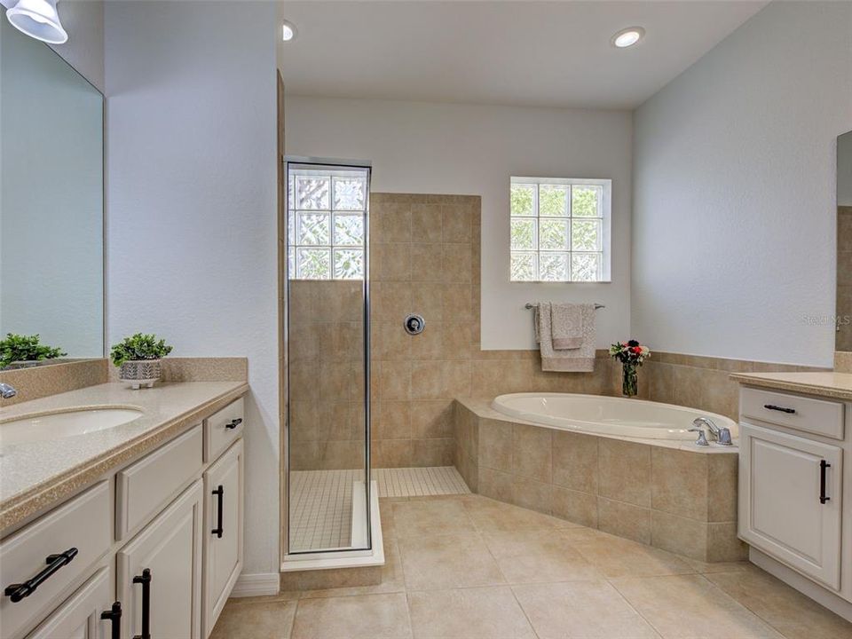 Activo con contrato: $578,500 (4 camas, 3 baños, 2430 Pies cuadrados)