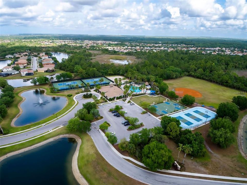 Activo con contrato: $578,500 (4 camas, 3 baños, 2430 Pies cuadrados)