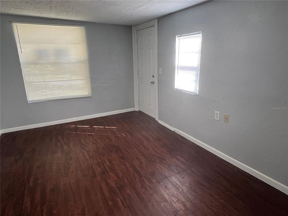 For Rent: $1,300 (3 beds, 1 baths, 1041 Square Feet)