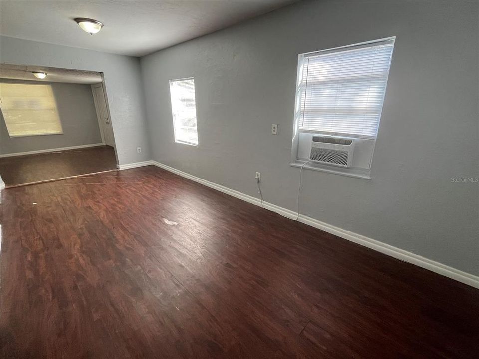 For Rent: $1,300 (3 beds, 1 baths, 1041 Square Feet)