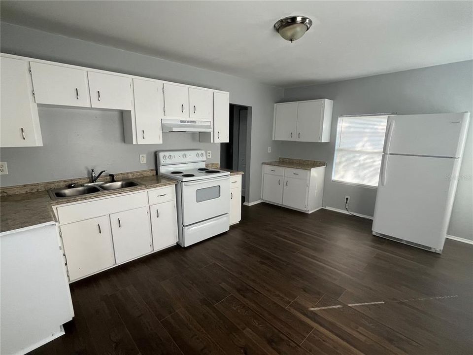 For Rent: $1,300 (3 beds, 1 baths, 1041 Square Feet)