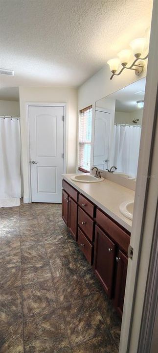 For Sale: $375,000 (4 beds, 2 baths, 1754 Square Feet)