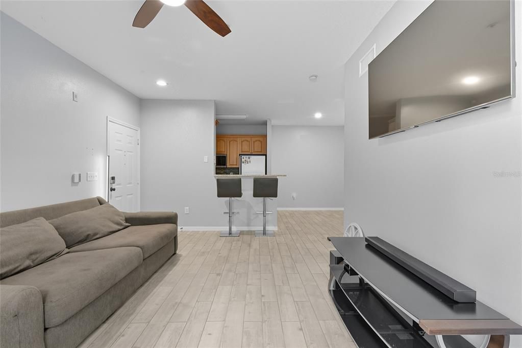 For Sale: $149,900 (1 beds, 1 baths, 598 Square Feet)