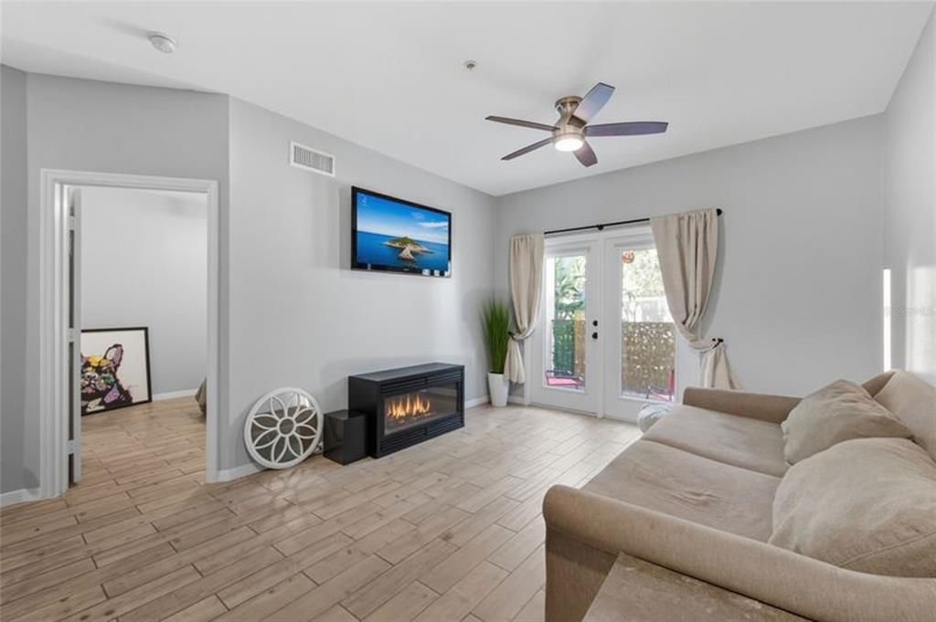 For Sale: $149,900 (1 beds, 1 baths, 598 Square Feet)