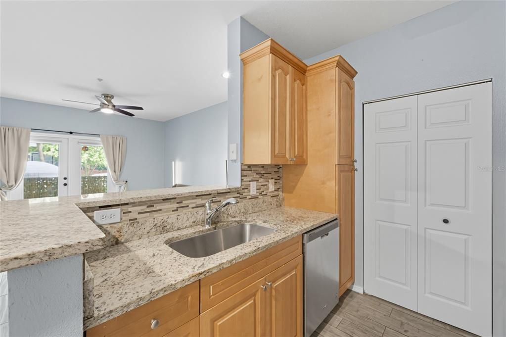 For Sale: $149,900 (1 beds, 1 baths, 598 Square Feet)