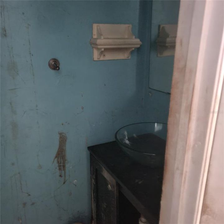 待售: $109,000 (2 贝兹, 1 浴室, 900 平方英尺)