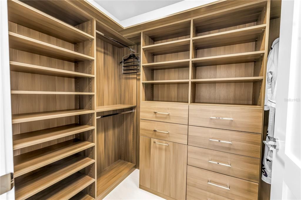 For Sale: $2,625,000 (3 beds, 4 baths, 2712 Square Feet)