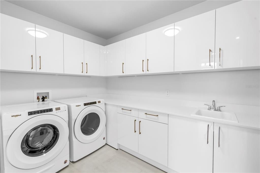 For Sale: $2,625,000 (3 beds, 4 baths, 2712 Square Feet)