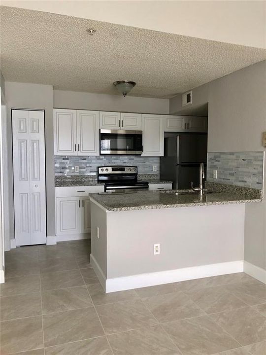 For Rent: $1,350 (1 beds, 1 baths, 762 Square Feet)