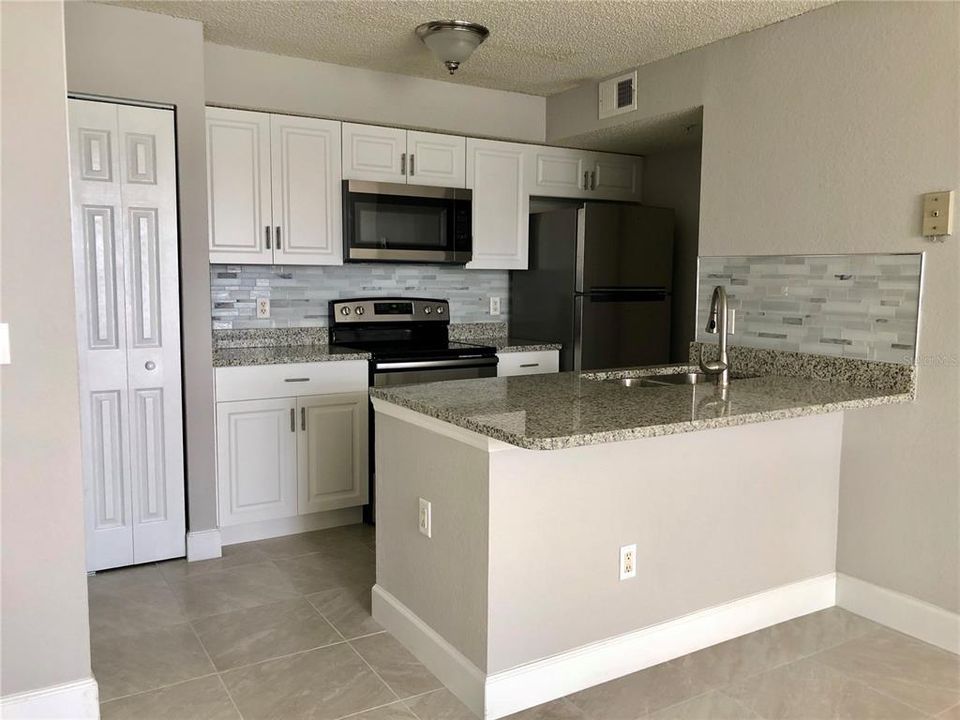 For Rent: $1,350 (1 beds, 1 baths, 762 Square Feet)