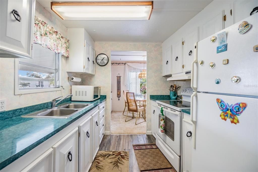 Под контрактом: $133,000 (3 спален, 2 ванн, 1368 Квадратных фут)