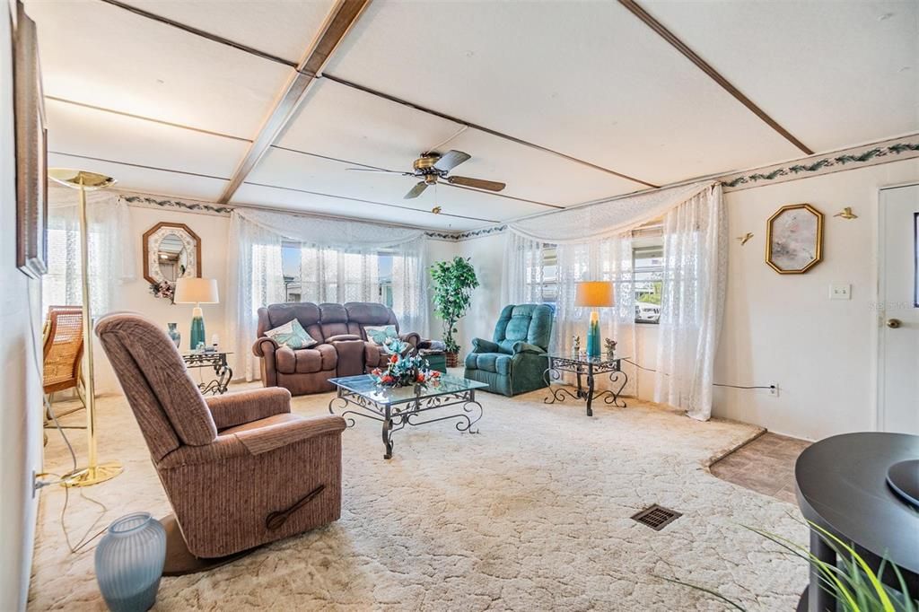 Под контрактом: $133,000 (3 спален, 2 ванн, 1368 Квадратных фут)