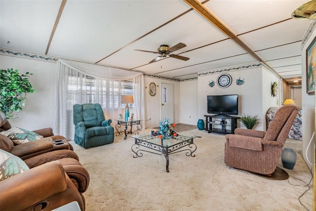 Под контрактом: $133,000 (3 спален, 2 ванн, 1368 Квадратных фут)