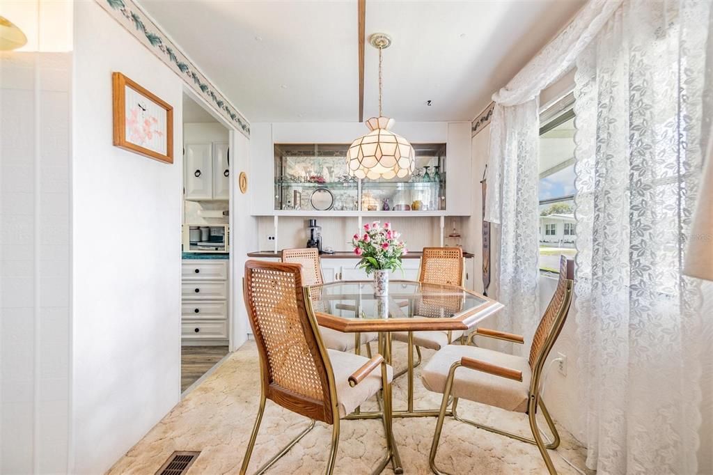 Под контрактом: $133,000 (3 спален, 2 ванн, 1368 Квадратных фут)