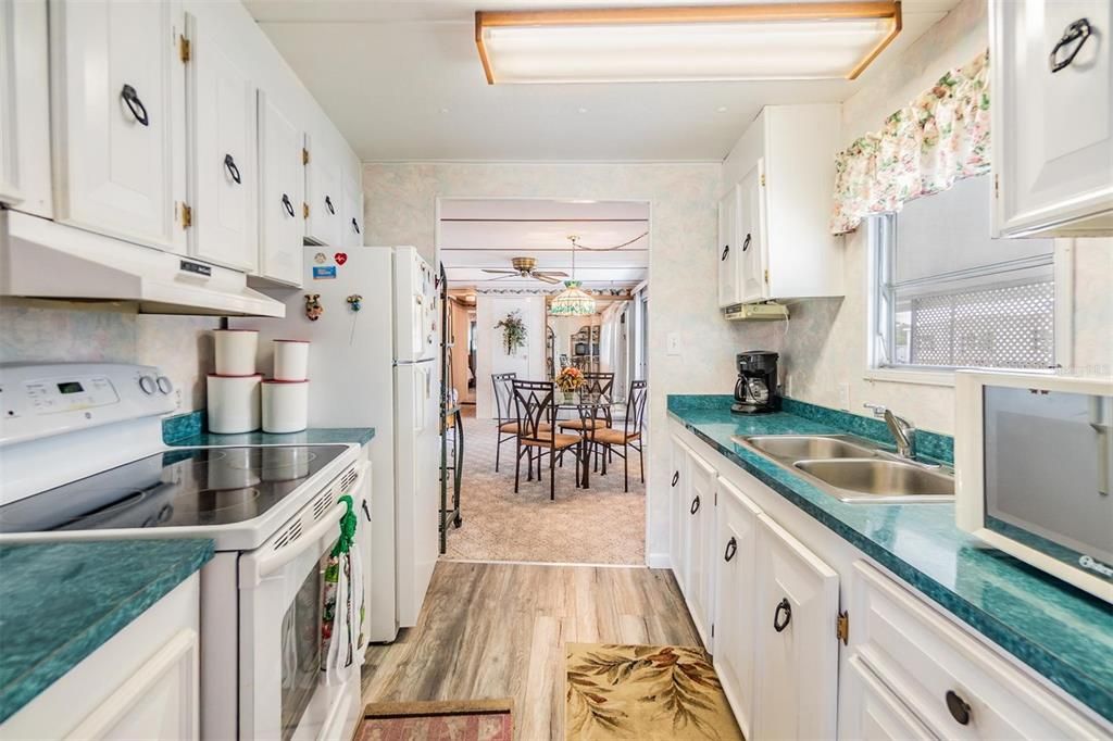 Под контрактом: $133,000 (3 спален, 2 ванн, 1368 Квадратных фут)