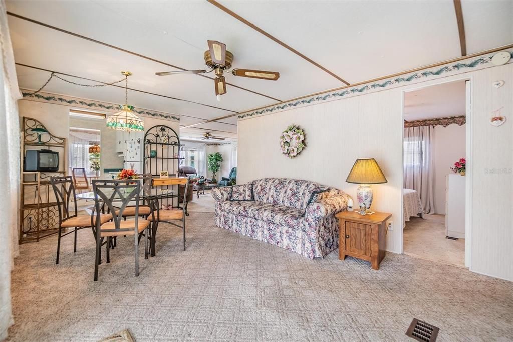 Под контрактом: $133,000 (3 спален, 2 ванн, 1368 Квадратных фут)