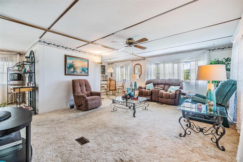 Под контрактом: $133,000 (3 спален, 2 ванн, 1368 Квадратных фут)