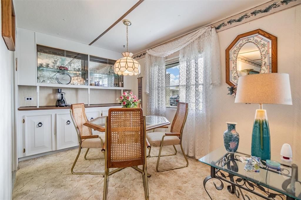 Под контрактом: $133,000 (3 спален, 2 ванн, 1368 Квадратных фут)