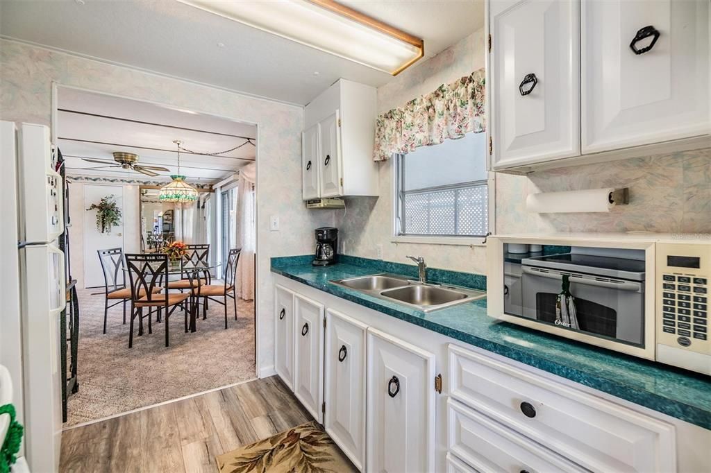 Под контрактом: $133,000 (3 спален, 2 ванн, 1368 Квадратных фут)