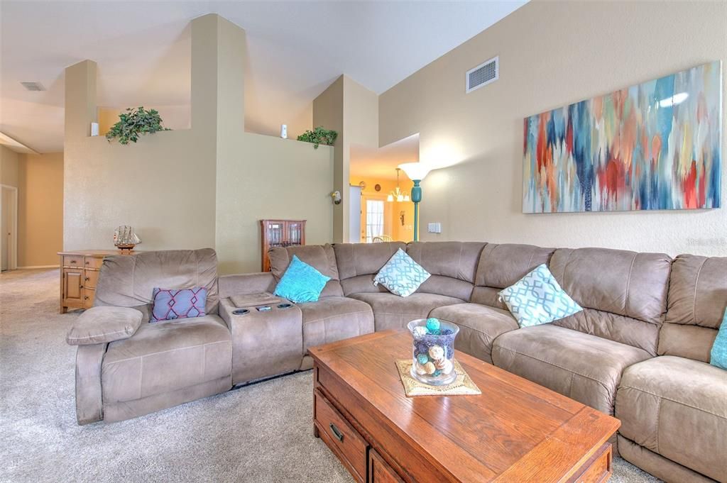 Activo con contrato: $359,900 (4 camas, 2 baños, 2130 Pies cuadrados)